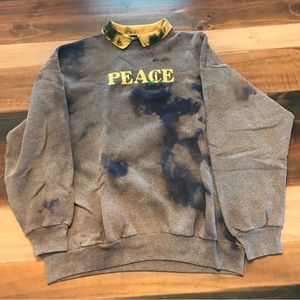 Stiletto 'Indigo Prep' Bleached Vintage Christmas Peace Colar Sweatshirt